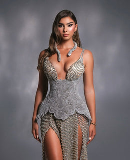 Rochie Blini lungă cu corset argintiu si accesoriu cu model șarpe