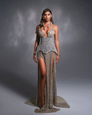 Rochie Blini lungă cu corset argintiu si accesoriu cu model șarpe