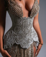 Rochie Blini lungă cu corset argintiu si accesoriu cu model șarpe