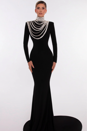 Rochie Albina Dyla neagra lunga cu lanturi din cristale