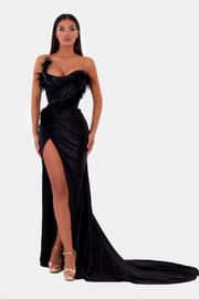 Rochie Albina Dyla neagra lunga cu pene si aplicatii